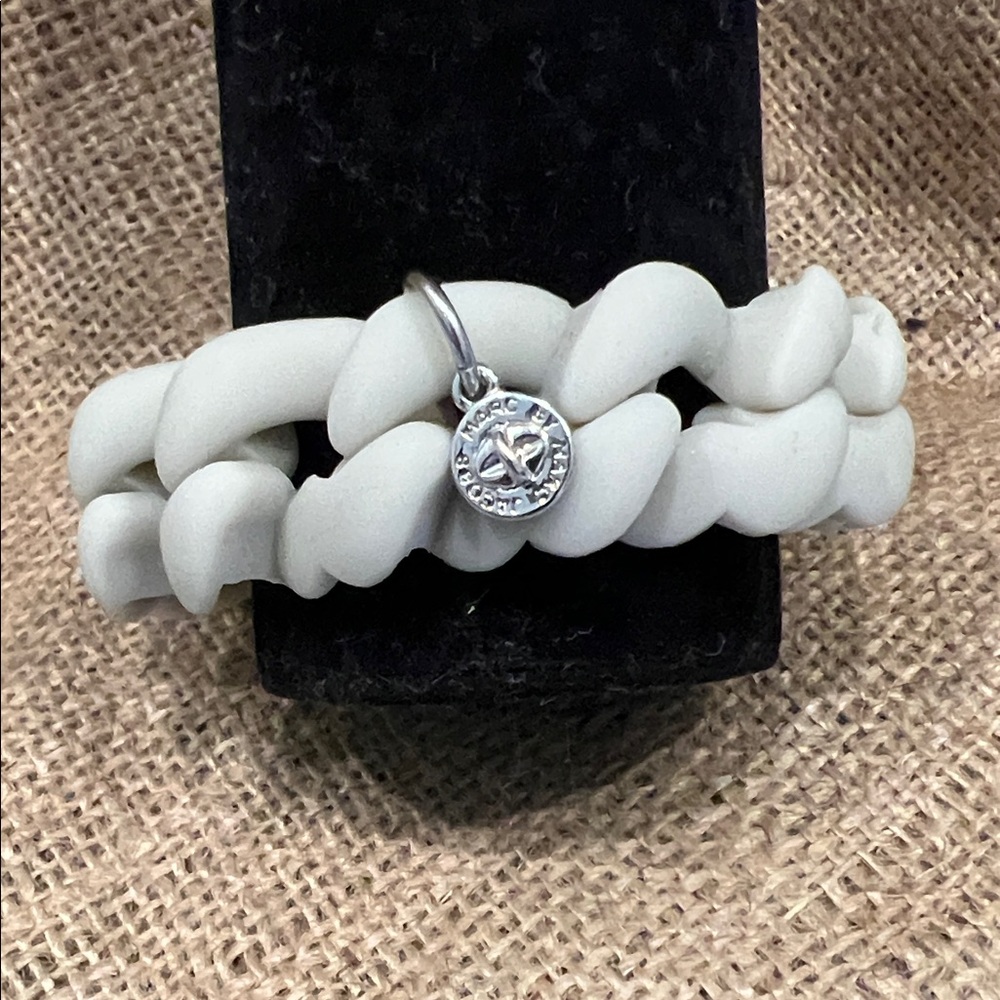 MARC JACOBS 
Elegant Bracelet with Silver Charm